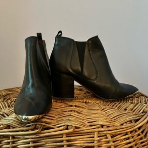 Report Signature Black Booties